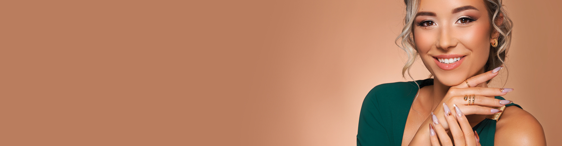 Prémium<br><strong class='strongest'>műköröm márkák</strong><br>webáruháza<br><img src='images/logo-w.svg' class='img-fluid w-50 mt-4' width='200' height='auto'>
